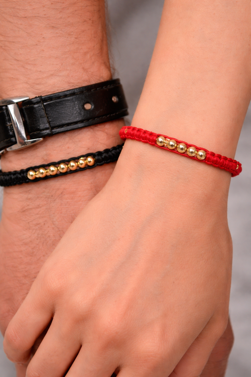 Pack Pareja · Manillas tejidas negro + rojo con bolas de oro laminado 18k