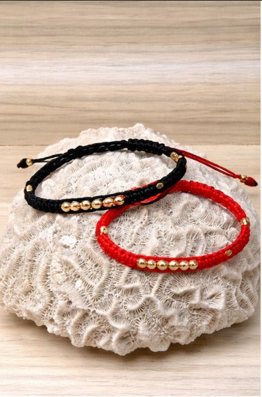 Pack Pareja · Manillas tejidas negro + rojo con bolas de oro laminado 18k